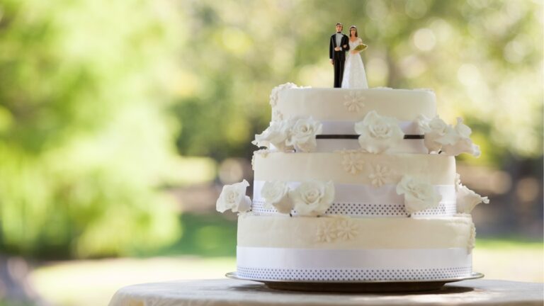 Bride Discovered Her Mom Secretly Changed the Wedding Cake Behind Her Back—and Let the Trap Spring